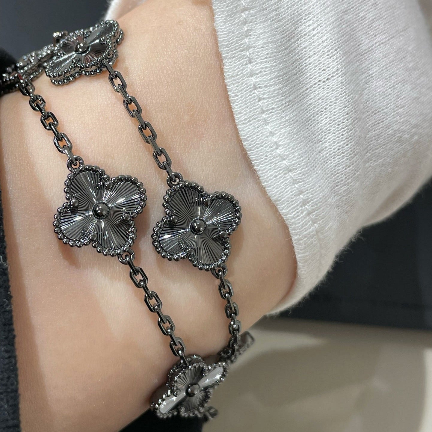 [Psychic Jewelrys]CLOVER 5 MOTIF BLACK BRACELET