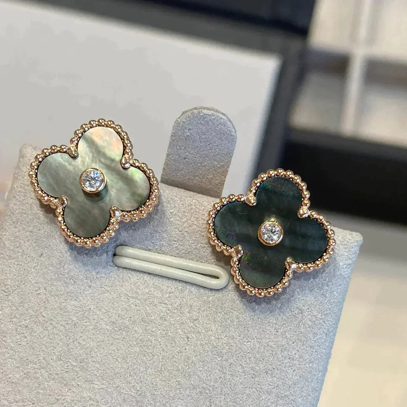 [Psychic Jewelrys]CLOVER MEDIUM 1 MOTIFS GRAY MOP  DIAMOND EARRINGS