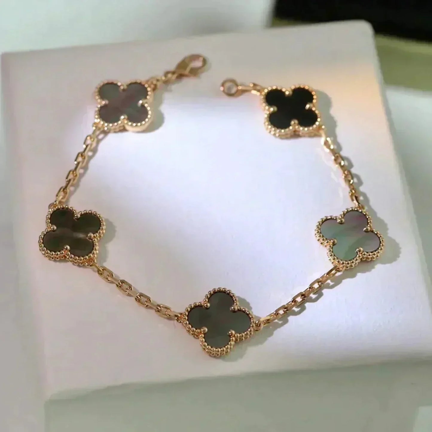 [Psychic Jewelrys]CLOVER 5 MOTIF GRAY MOP  BRACELET