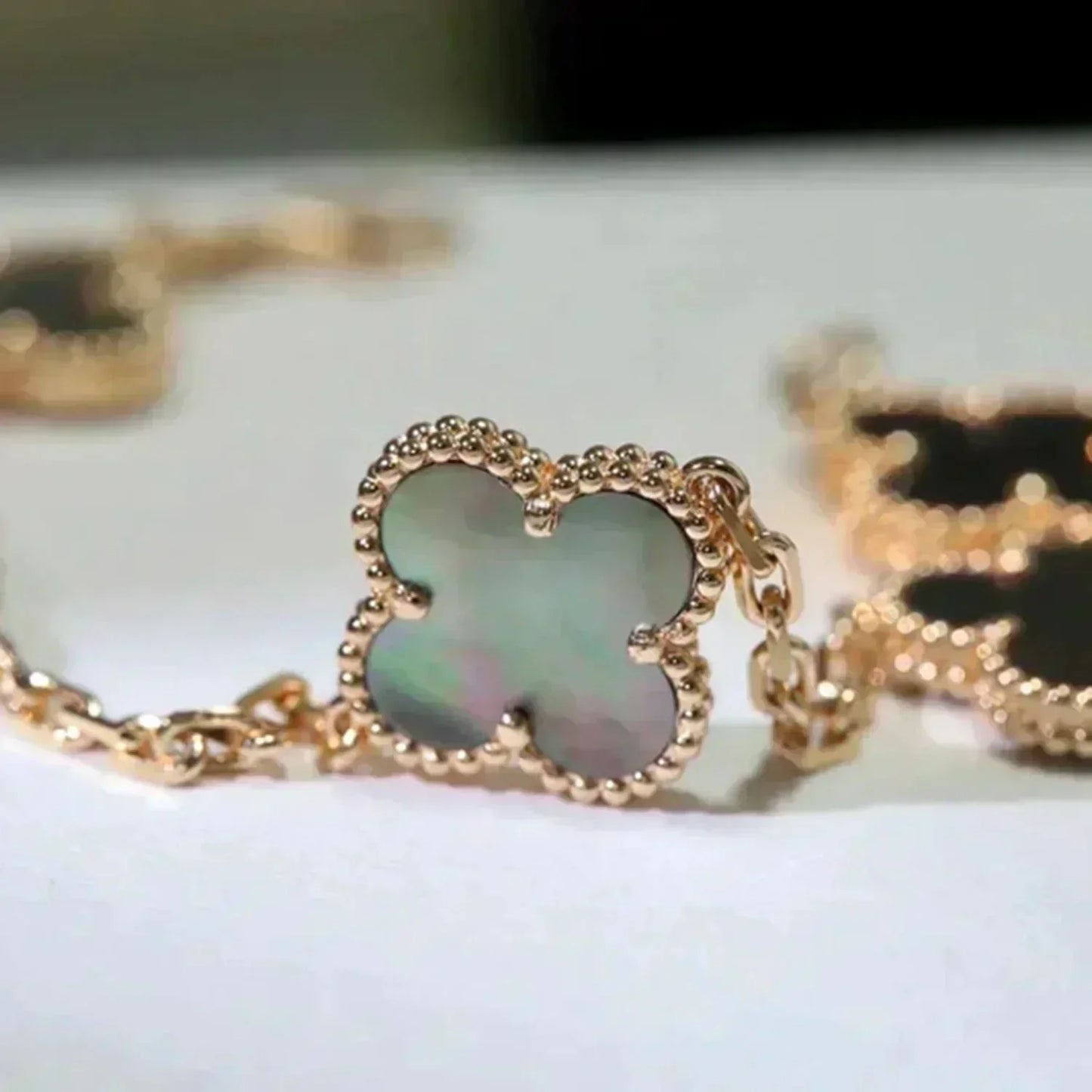 [Psychic Jewelrys]CLOVER 5 MOTIF GRAY MOP  BRACELET