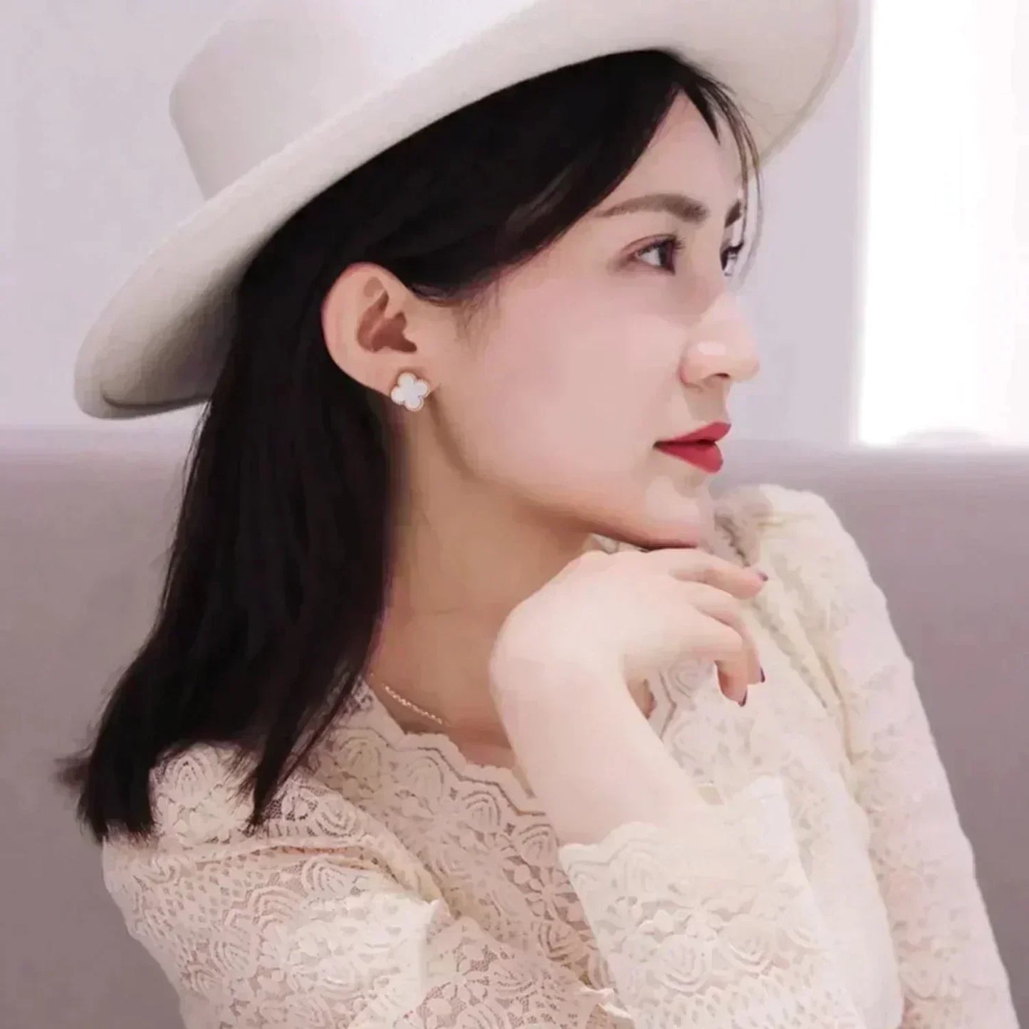 [Psychic Jewelrys]CLOVER MEDIUM 1 MOTIFS  WHITE MOP STUD EARRINGS