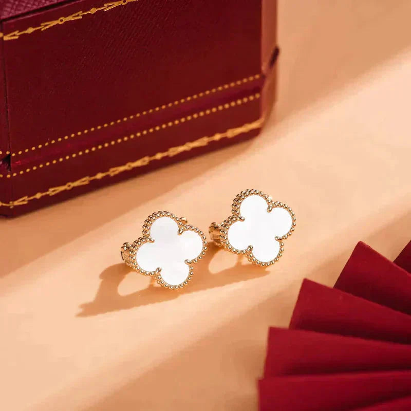 [Psychic Jewelrys]CLOVER MEDIUM 1 MOTIFS  WHITE MOP STUD EARRINGS