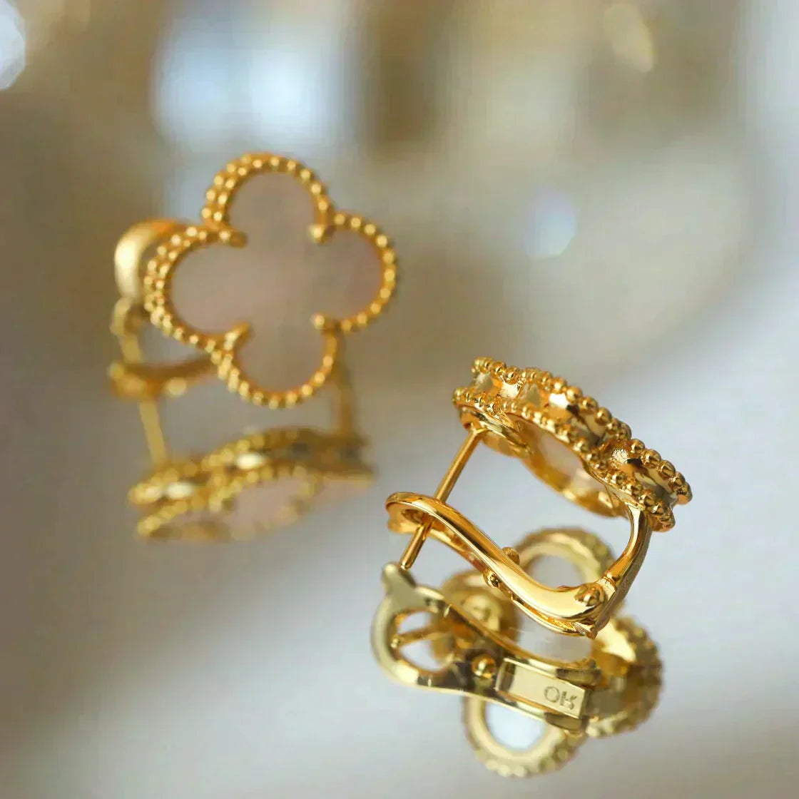 [Psychic Jewelrys]CLOVER MEDIUM 1 MOTIFS  WHITE MOP STUD EARRINGS