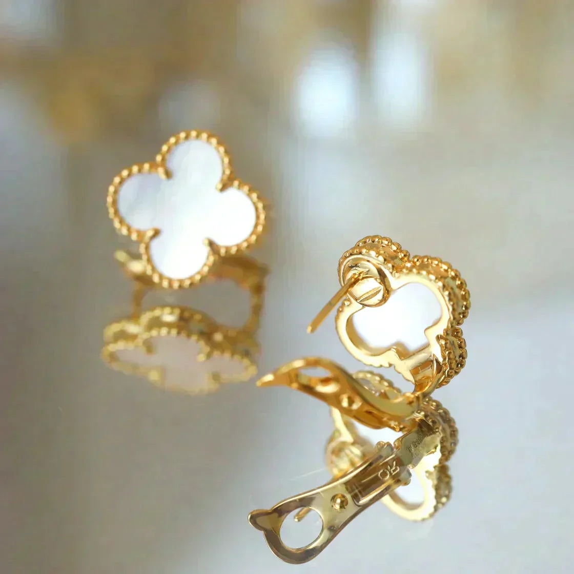 [Psychic Jewelrys]CLOVER MEDIUM 1 MOTIFS  WHITE MOP STUD EARRINGS