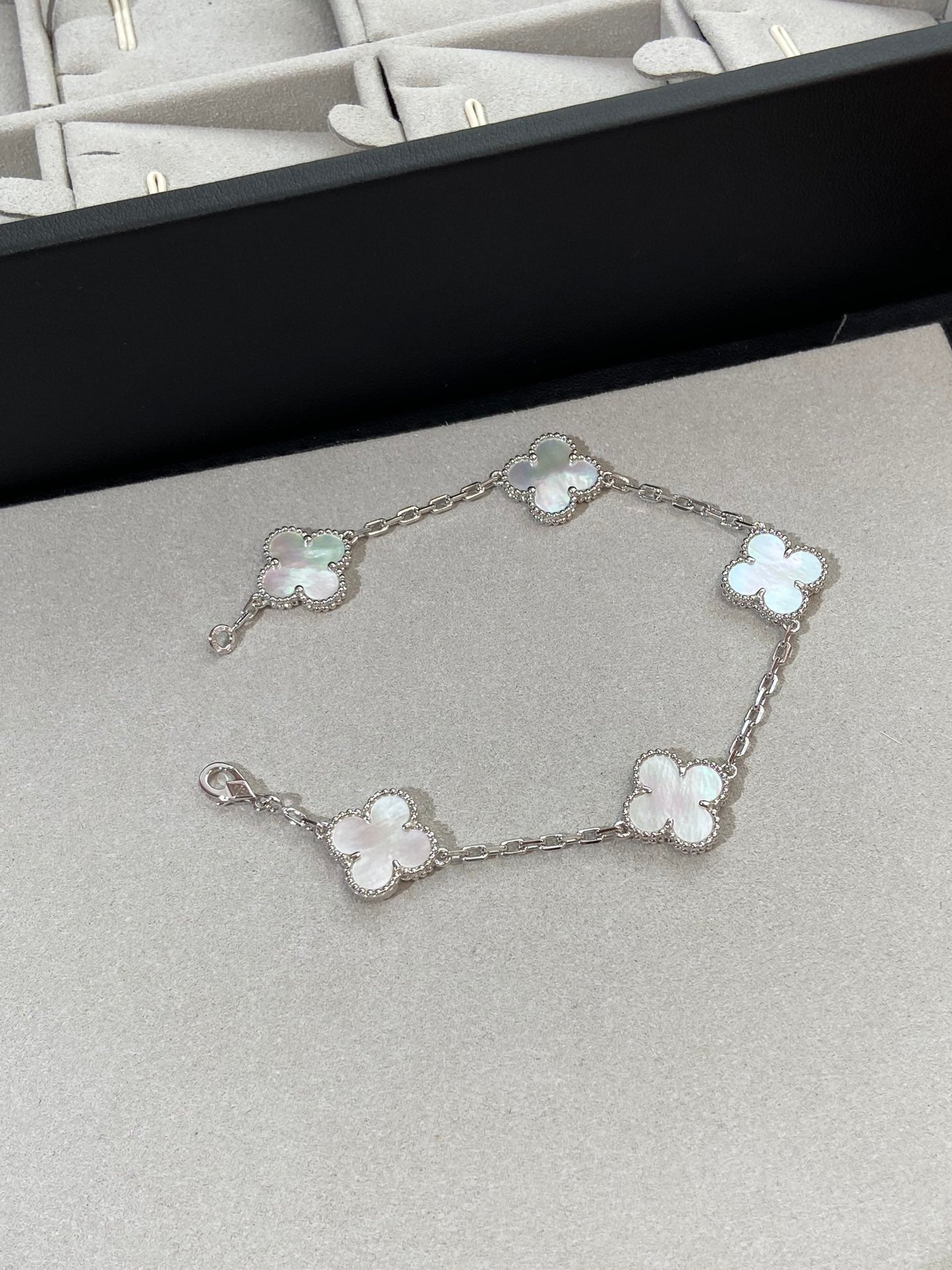 [Psychic Jewelrys]CLOVER SILVER MOP 5 MOTIF BRACELET