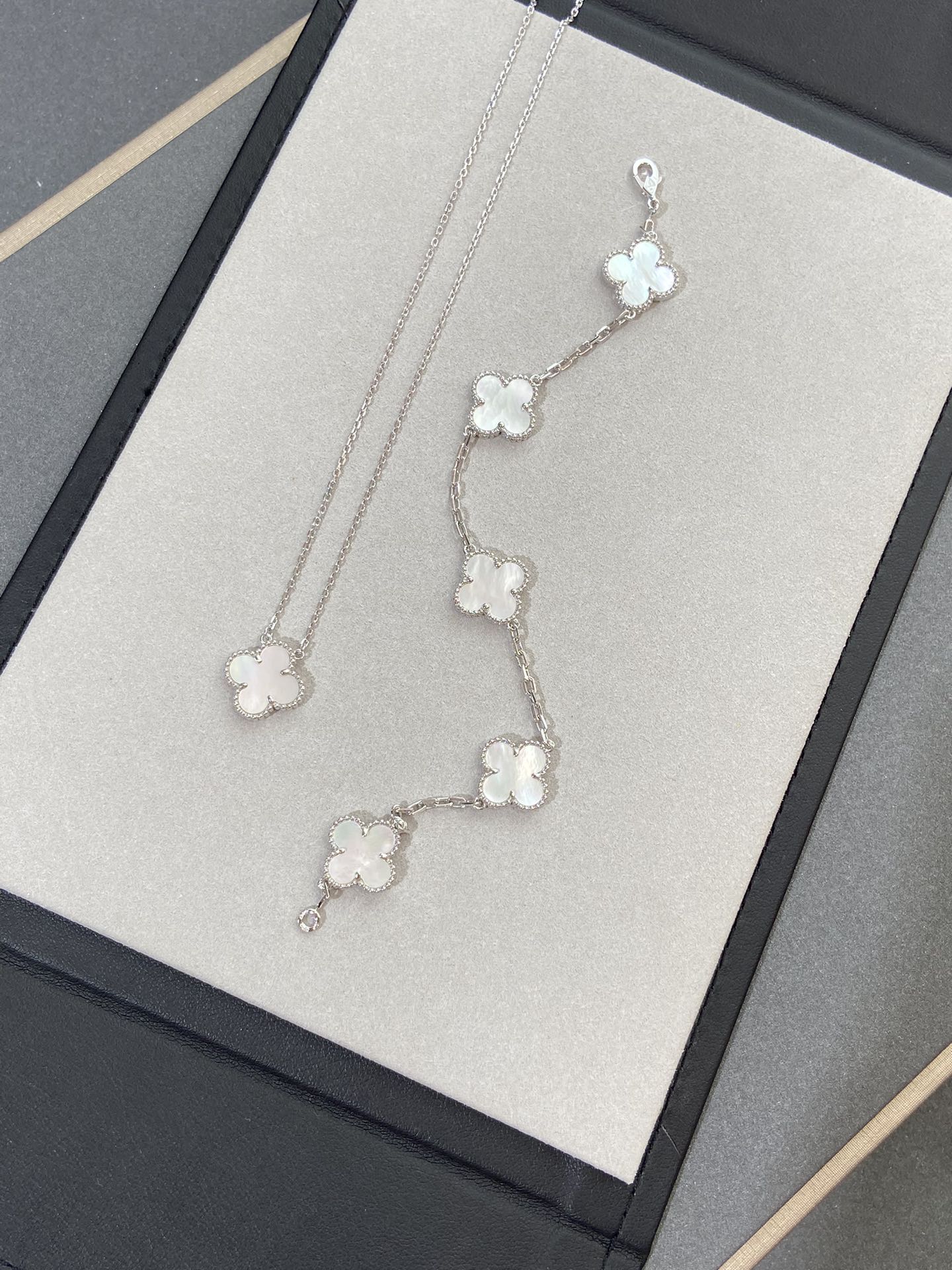 [Psychic Jewelrys]CLOVER SILVER MOP 5 MOTIF BRACELET