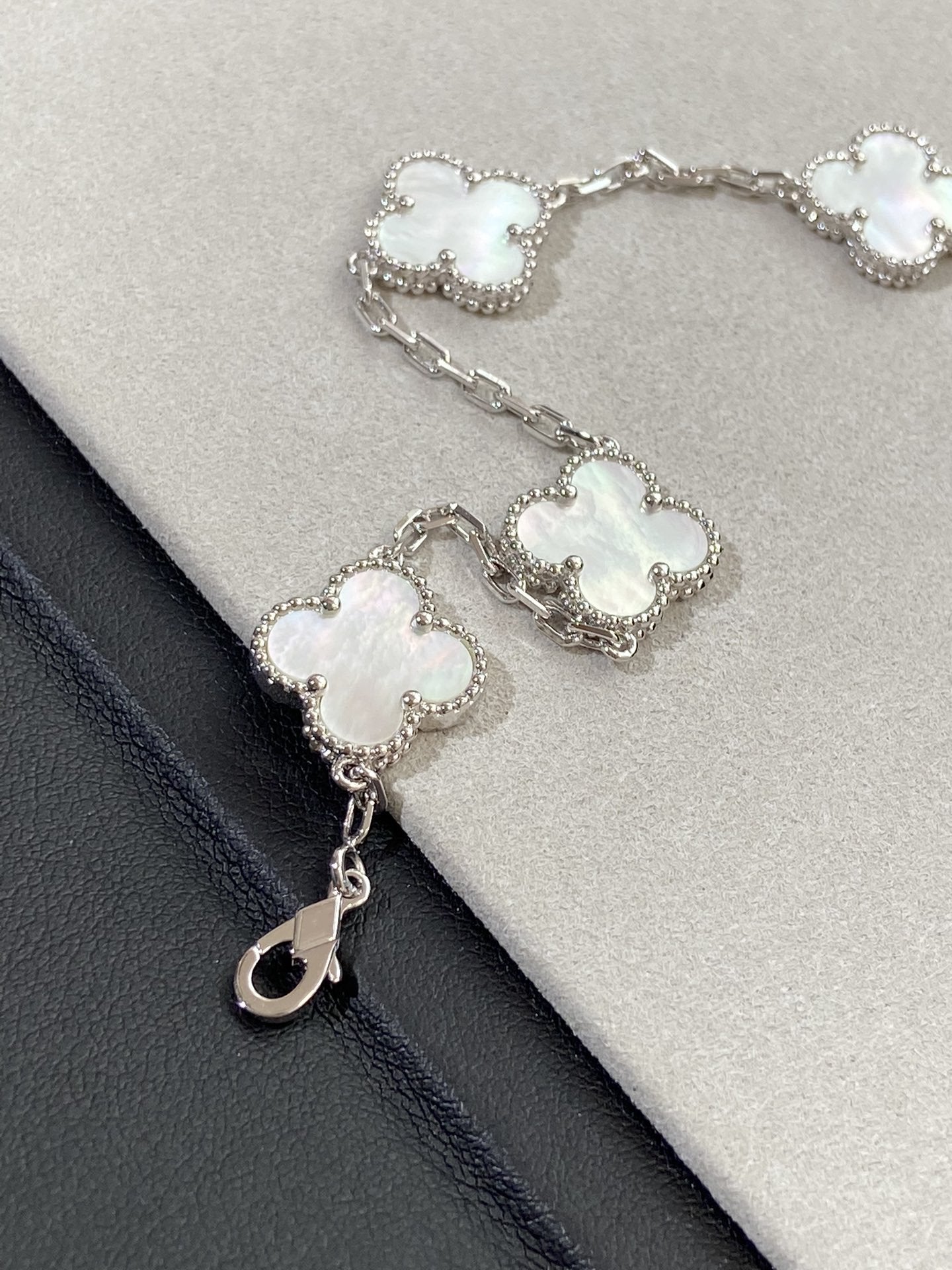 [Psychic Jewelrys]CLOVER SILVER MOP 5 MOTIF BRACELET