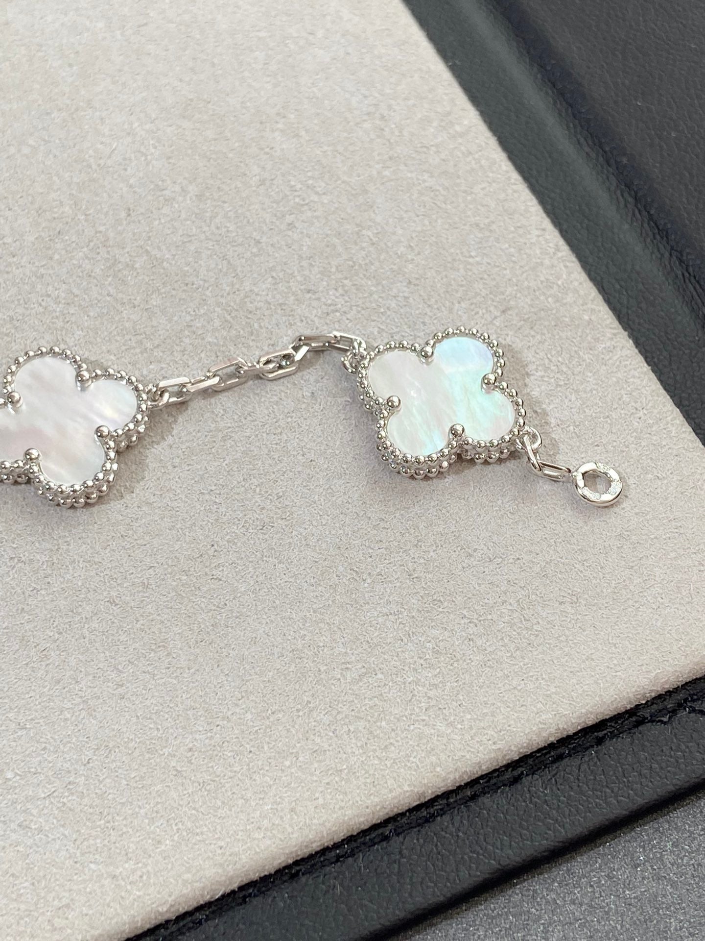 [Psychic Jewelrys]CLOVER SILVER MOP 5 MOTIF BRACELET