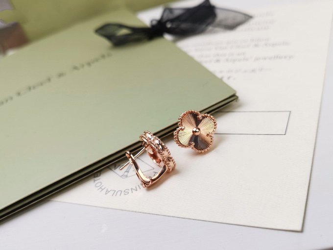[Psychic Jewelrys]CLOVER MEDIUM STUD EARRINGS