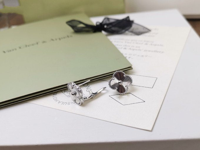 [Psychic Jewelrys]CLOVER MEDIUM STUD EARRINGS