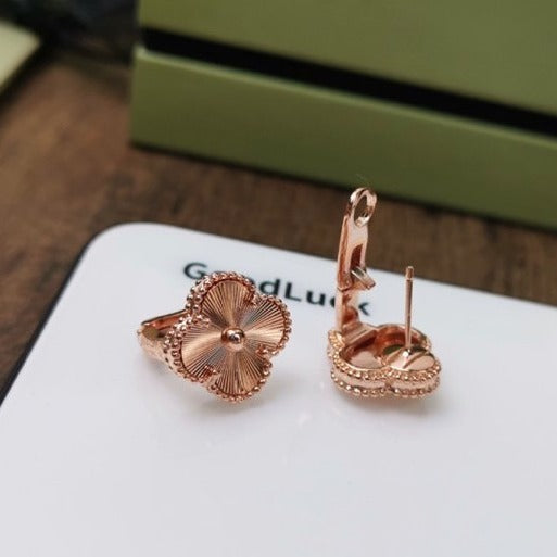 [Psychic Jewelrys]CLOVER MEDIUM STUD EARRINGS