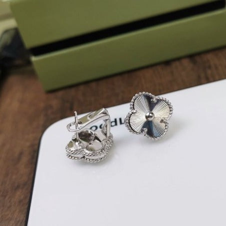 [Psychic Jewelrys]CLOVER MEDIUM STUD EARRINGS