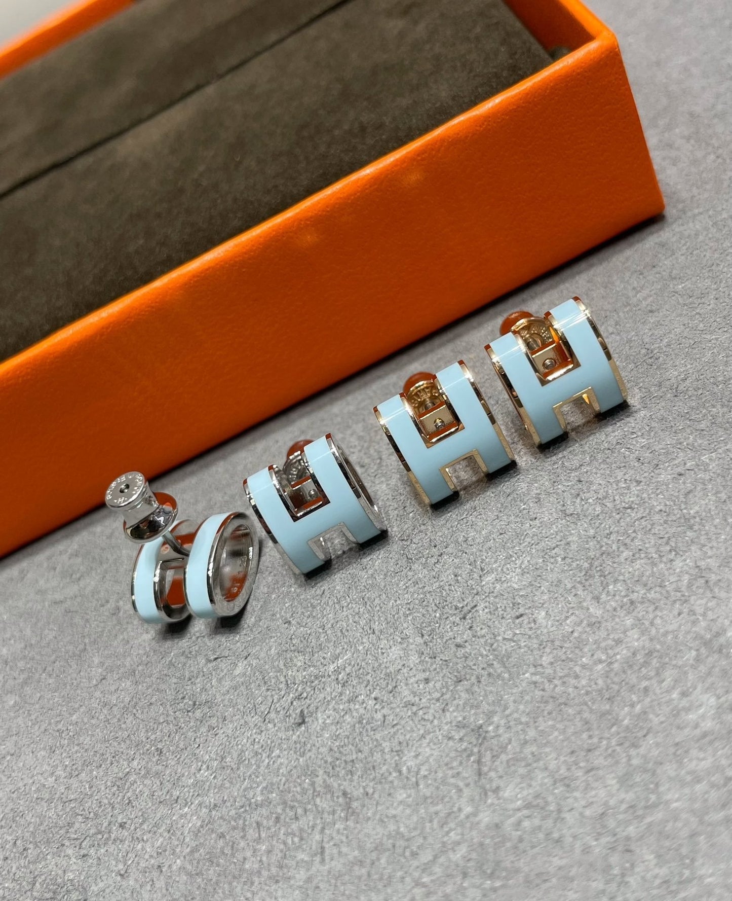 [Psychic Jewelrys]POP H SKY BLUE STUD EARRINGS