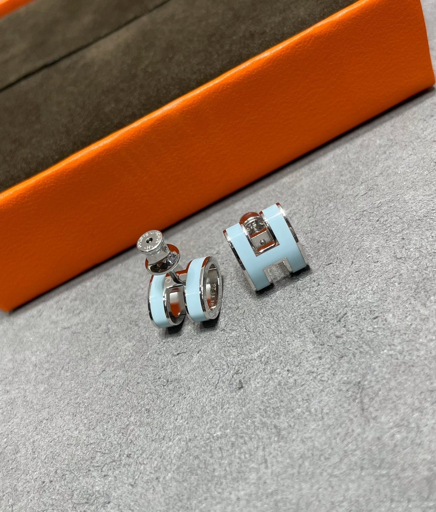 [Psychic Jewelrys]POP H SKY BLUE STUD EARRINGS