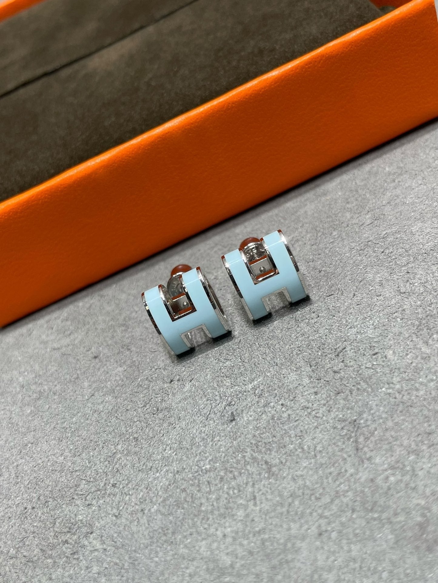 [Psychic Jewelrys]POP H SKY BLUE STUD EARRINGS