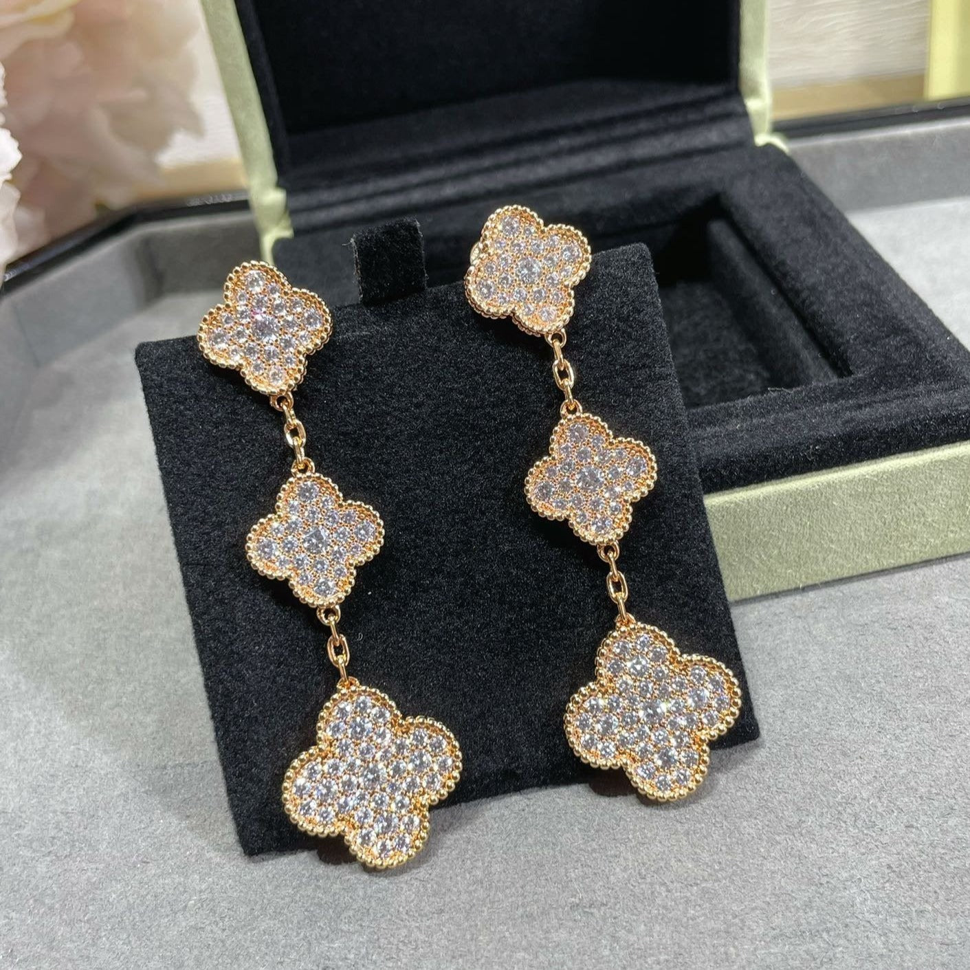 [Psychic Jewelrys]CLOVER 3 MOTIFS DIAMOND PAVED ROSE GOLD EARRINGS