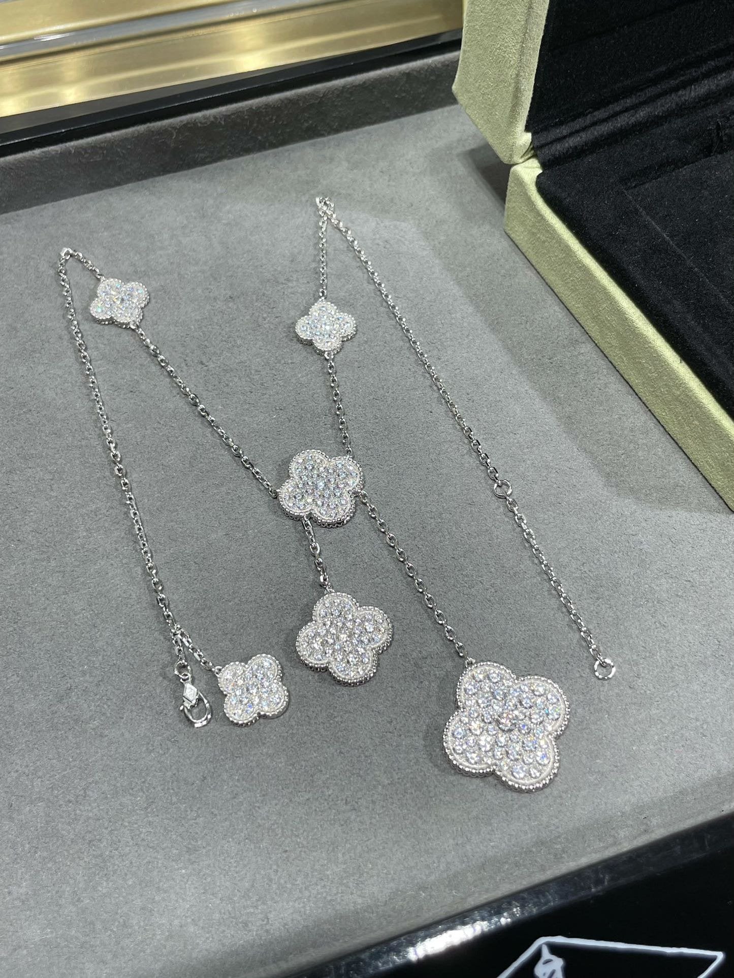 [Psychic Jewelrys]CLOVER 6 MOTIF DIAMOND PAVED NECKLACE
