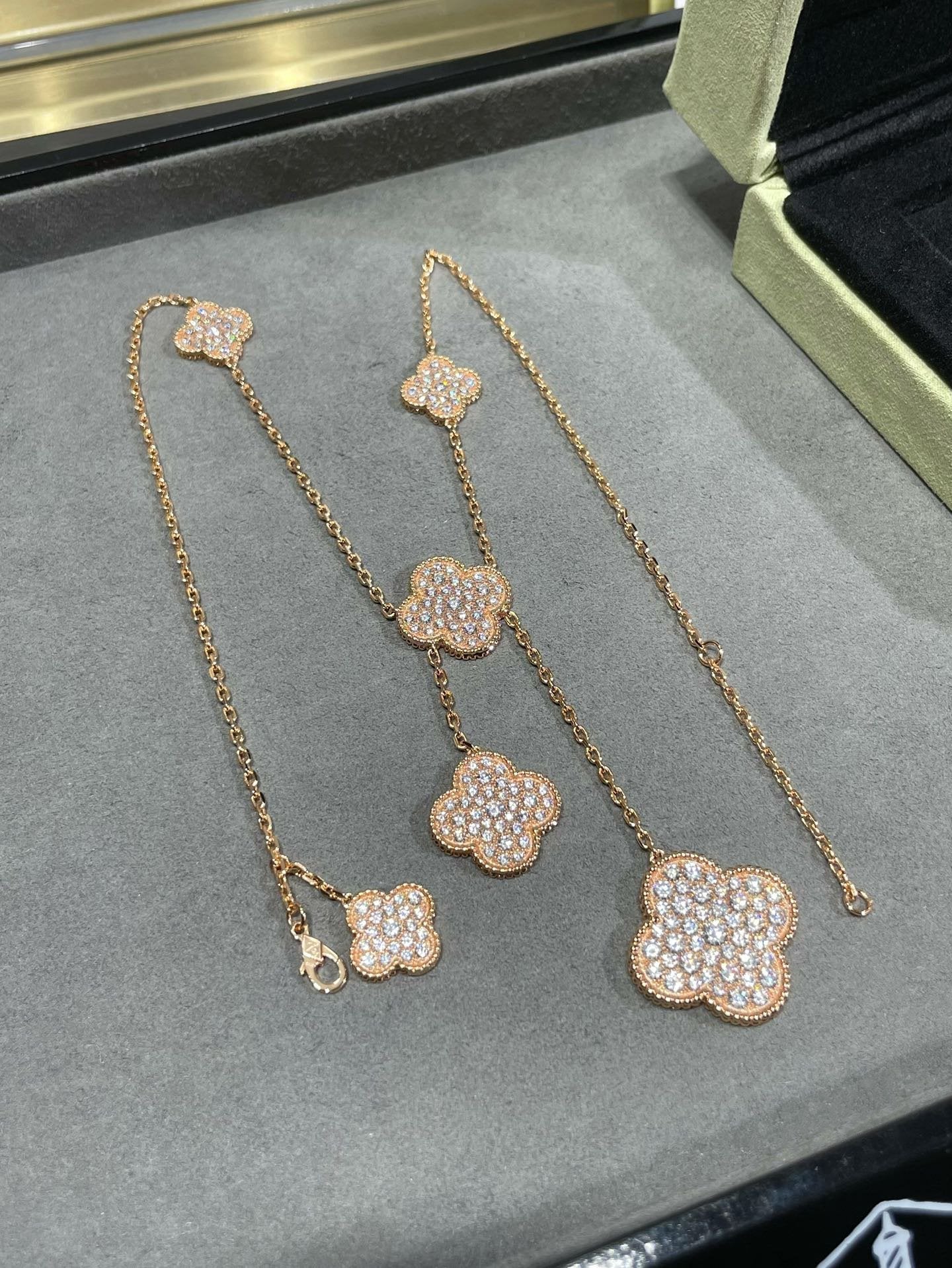 [Psychic Jewelrys]CLOVER 6 MOTIF DIAMOND PAVED NECKLACE