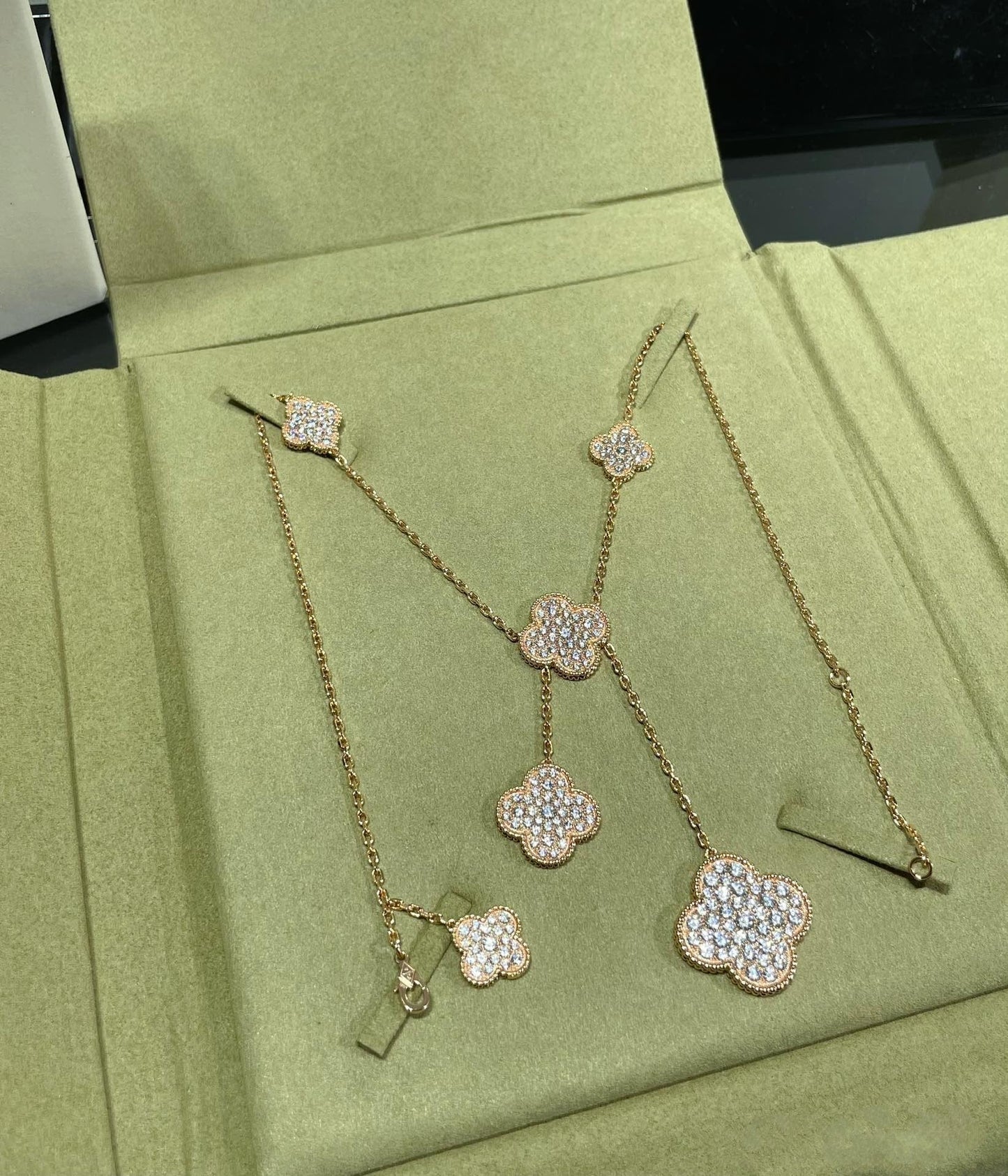 [Psychic Jewelrys]CLOVER 6 MOTIF DIAMOND PAVED NECKLACE