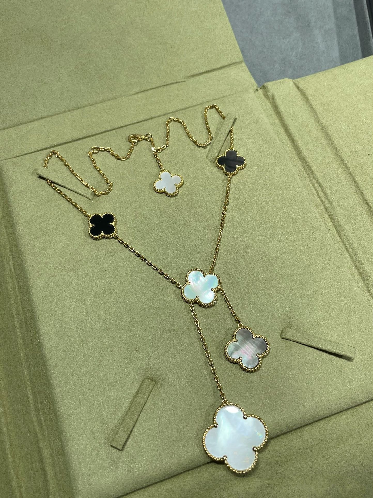 [Psychic Jewelrys]CLOVER 6 MOTIF MOP ONYX GOLD NECKLACE