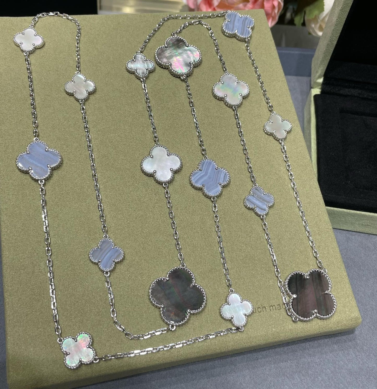 [Psychic Jewelrys]CLOVER 16 MOTIF CHALCEDONY MOP SILVER NECKLACE