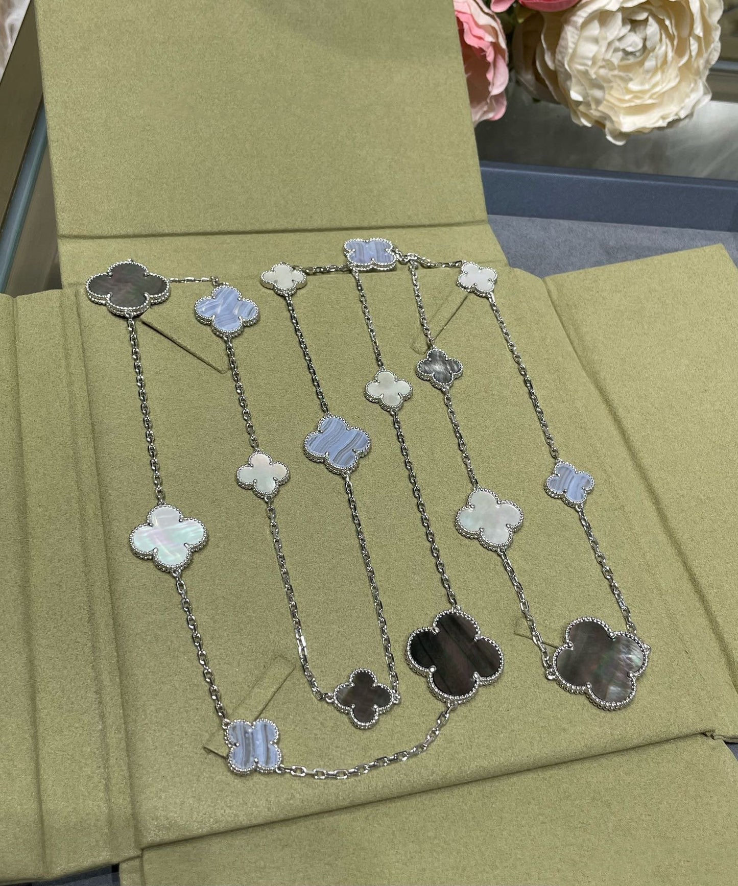 [Psychic Jewelrys]CLOVER 16 MOTIF CHALCEDONY MOP SILVER NECKLACE