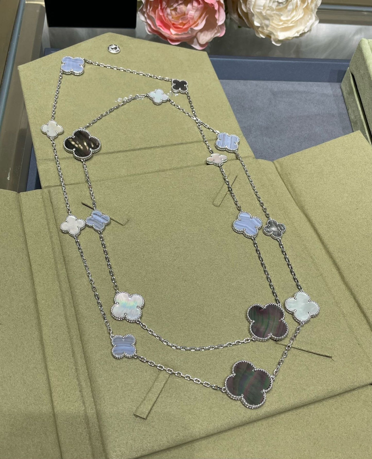 [Psychic Jewelrys]CLOVER 16 MOTIF CHALCEDONY MOP SILVER NECKLACE