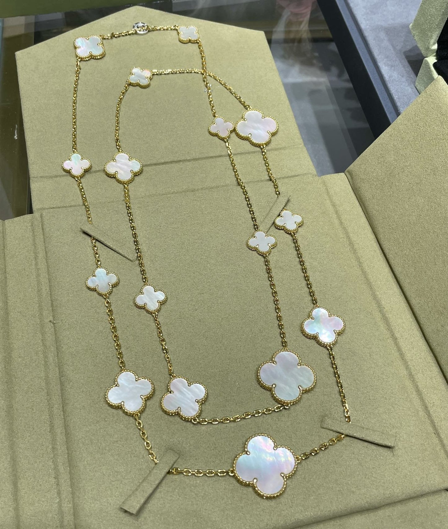 [Psychic Jewelrys]CLOVER 16 MOTIF WHITE MOP GOLD NECKLACE