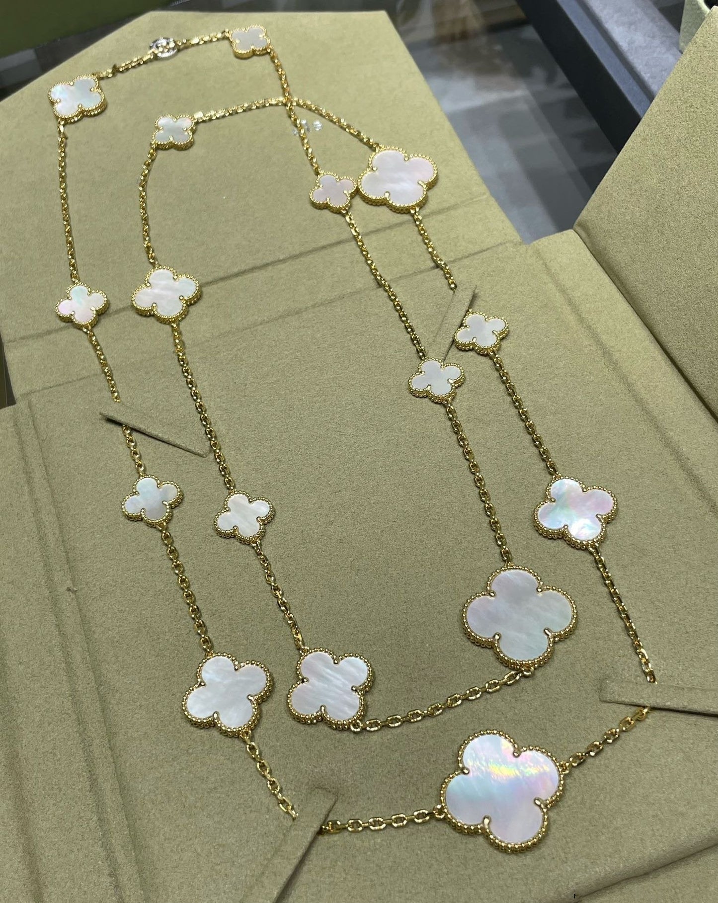 [Psychic Jewelrys]CLOVER 16 MOTIF WHITE MOP GOLD NECKLACE