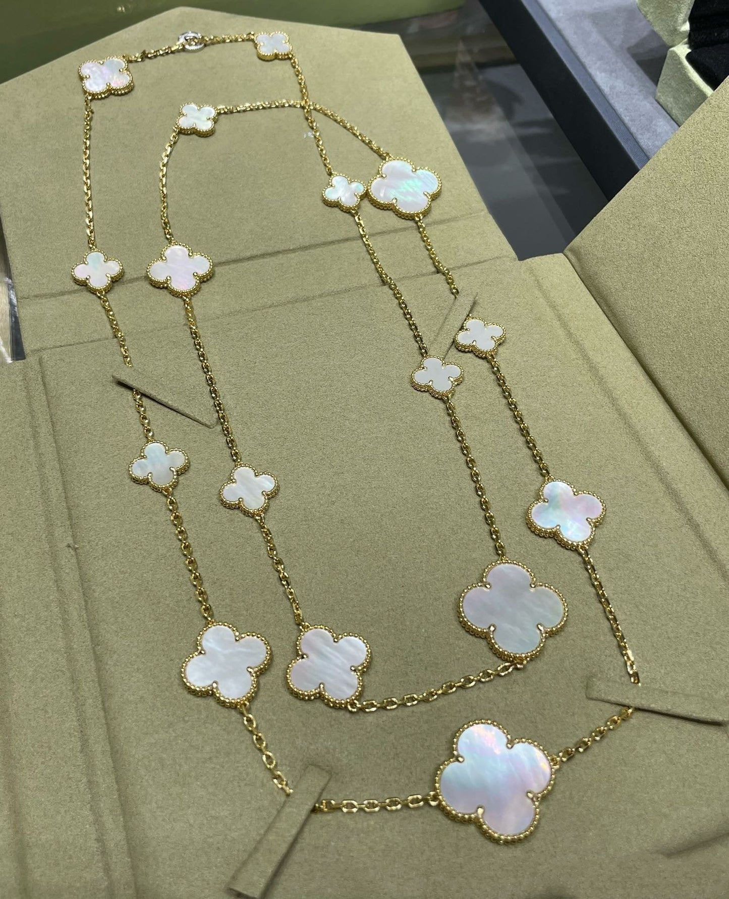 [Psychic Jewelrys]CLOVER 16 MOTIF WHITE MOP GOLD NECKLACE