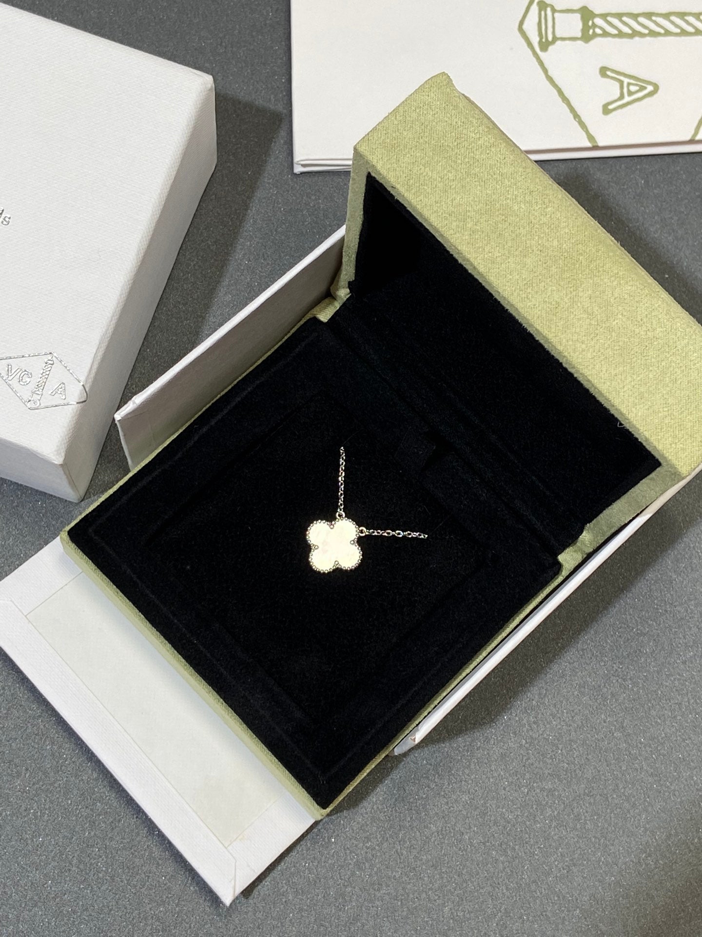[Psychic Jewelrys]CLOVER MEDIUM SILVER WHITE MOP NECKLACE