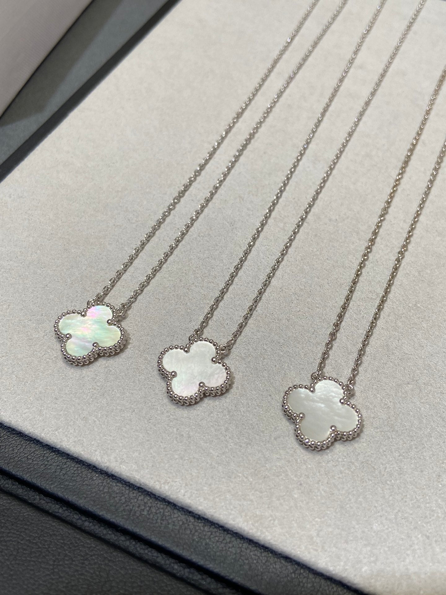 [Psychic Jewelrys]CLOVER MEDIUM SILVER WHITE MOP NECKLACE