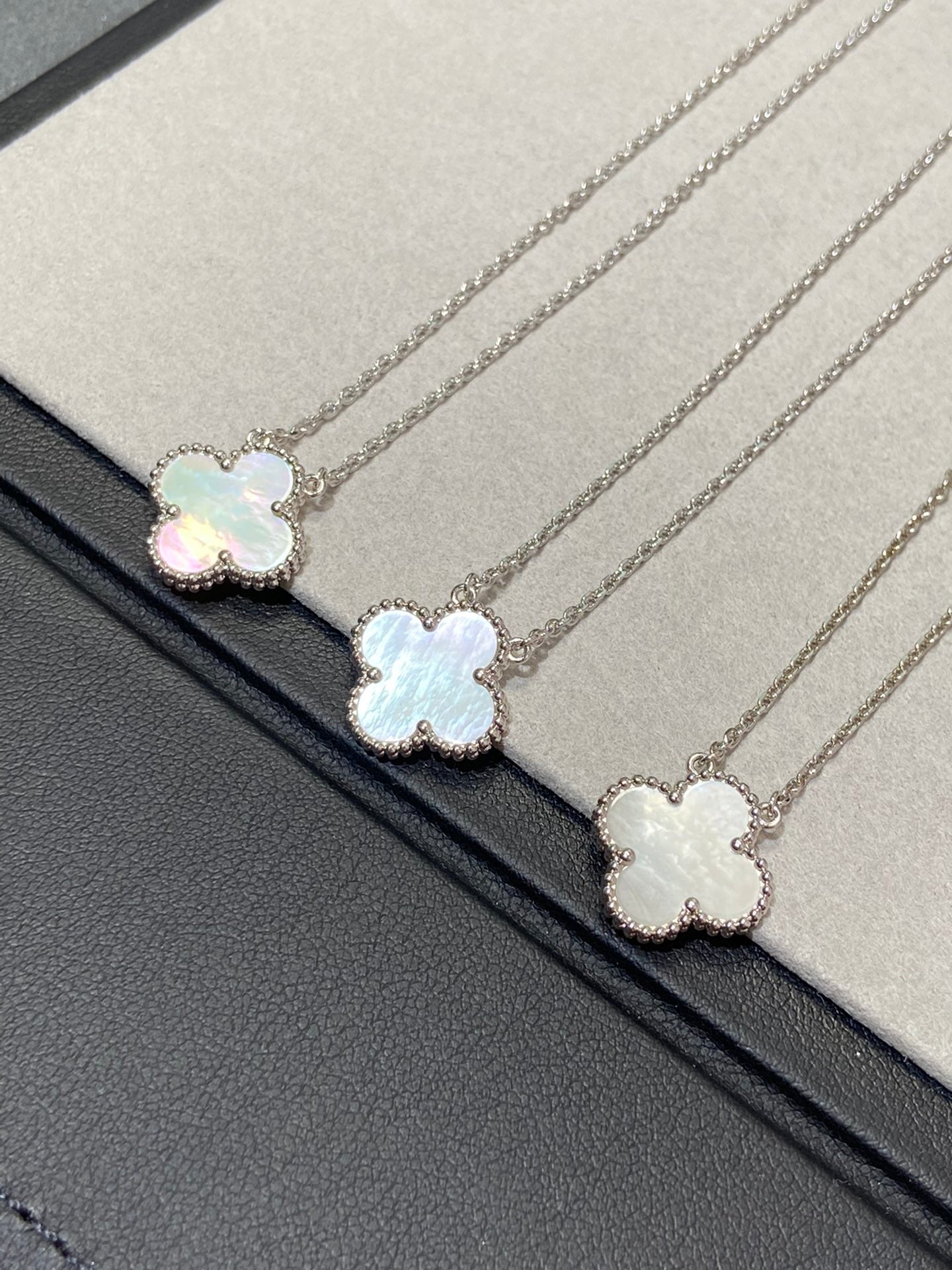 [Psychic Jewelrys]CLOVER MEDIUM SILVER WHITE MOP NECKLACE