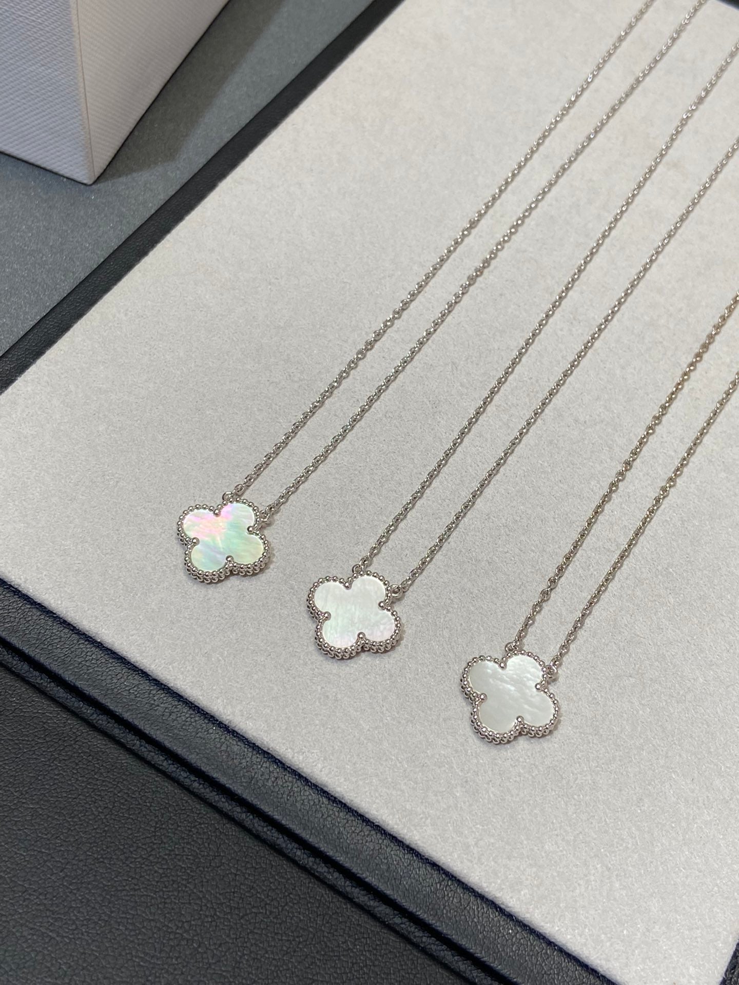 [Psychic Jewelrys]CLOVER MEDIUM SILVER WHITE MOP NECKLACE