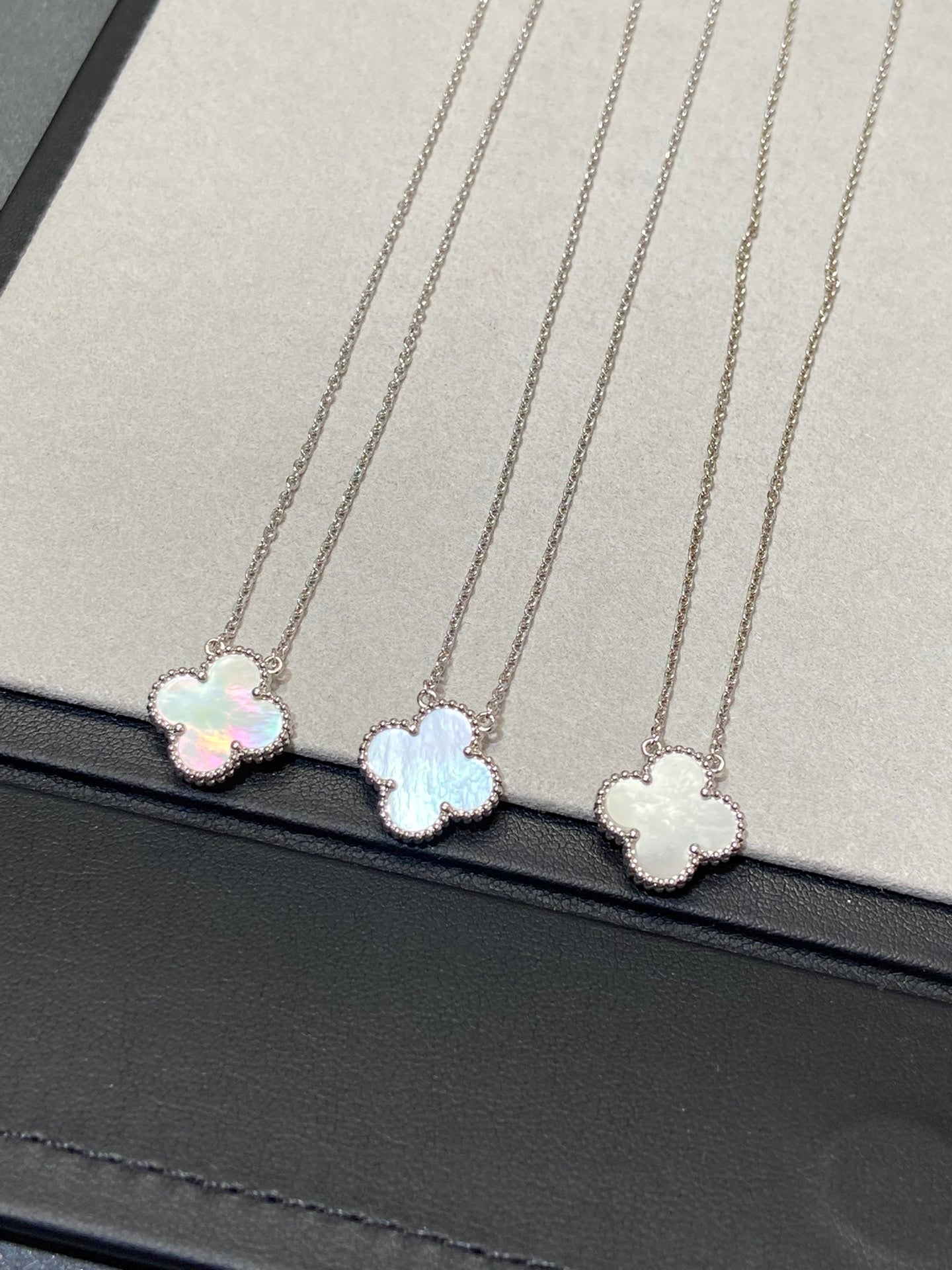 [Psychic Jewelrys]CLOVER MEDIUM SILVER WHITE MOP NECKLACE