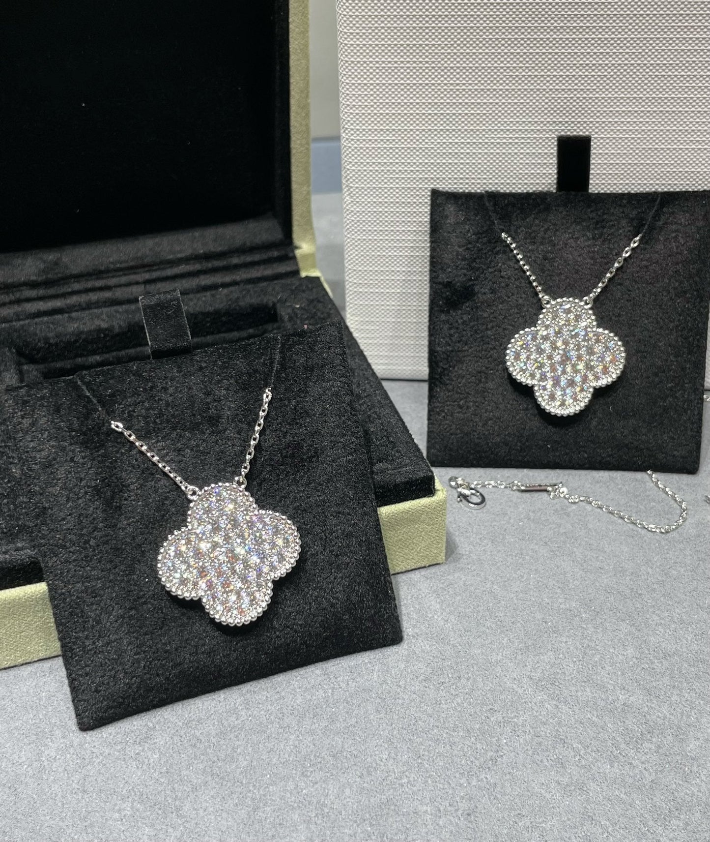 [Psychic Jewelrys]CLOVER 25MM LARGE PENDANT DIAMOND PAVED SILVER NECKLACE