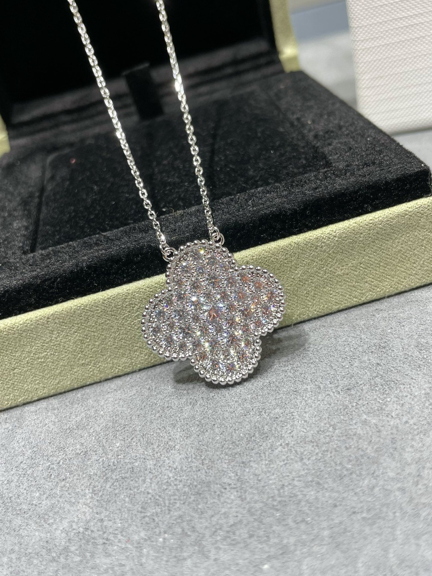 [Psychic Jewelrys]CLOVER 25MM LARGE PENDANT DIAMOND PAVED SILVER NECKLACE
