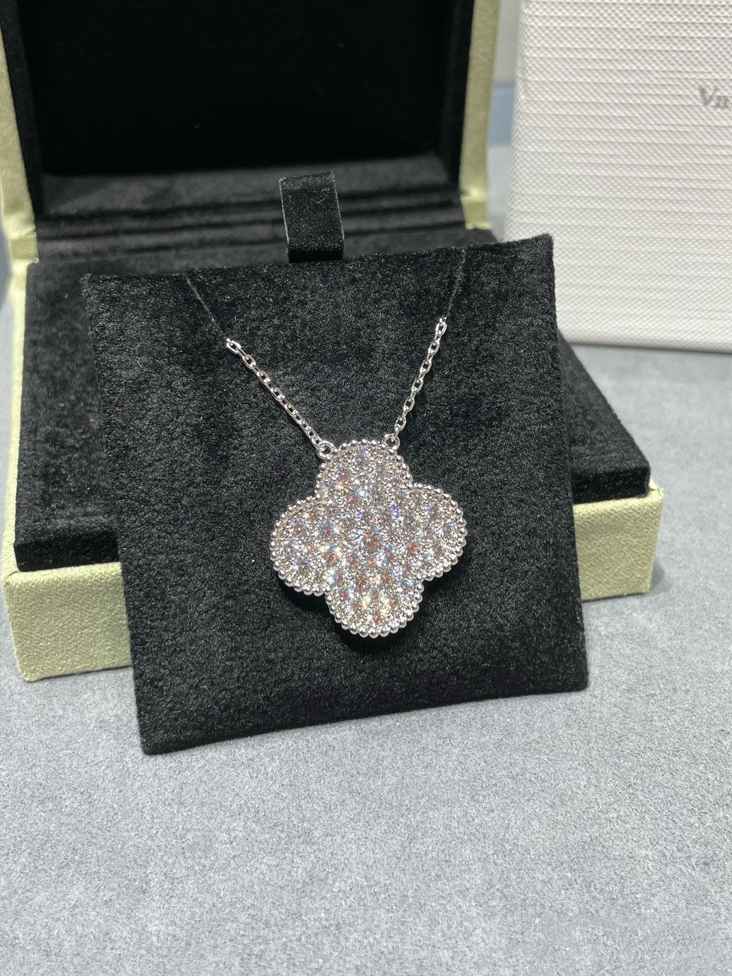 [Psychic Jewelrys]CLOVER 25MM LARGE PENDANT DIAMOND PAVED SILVER NECKLACE