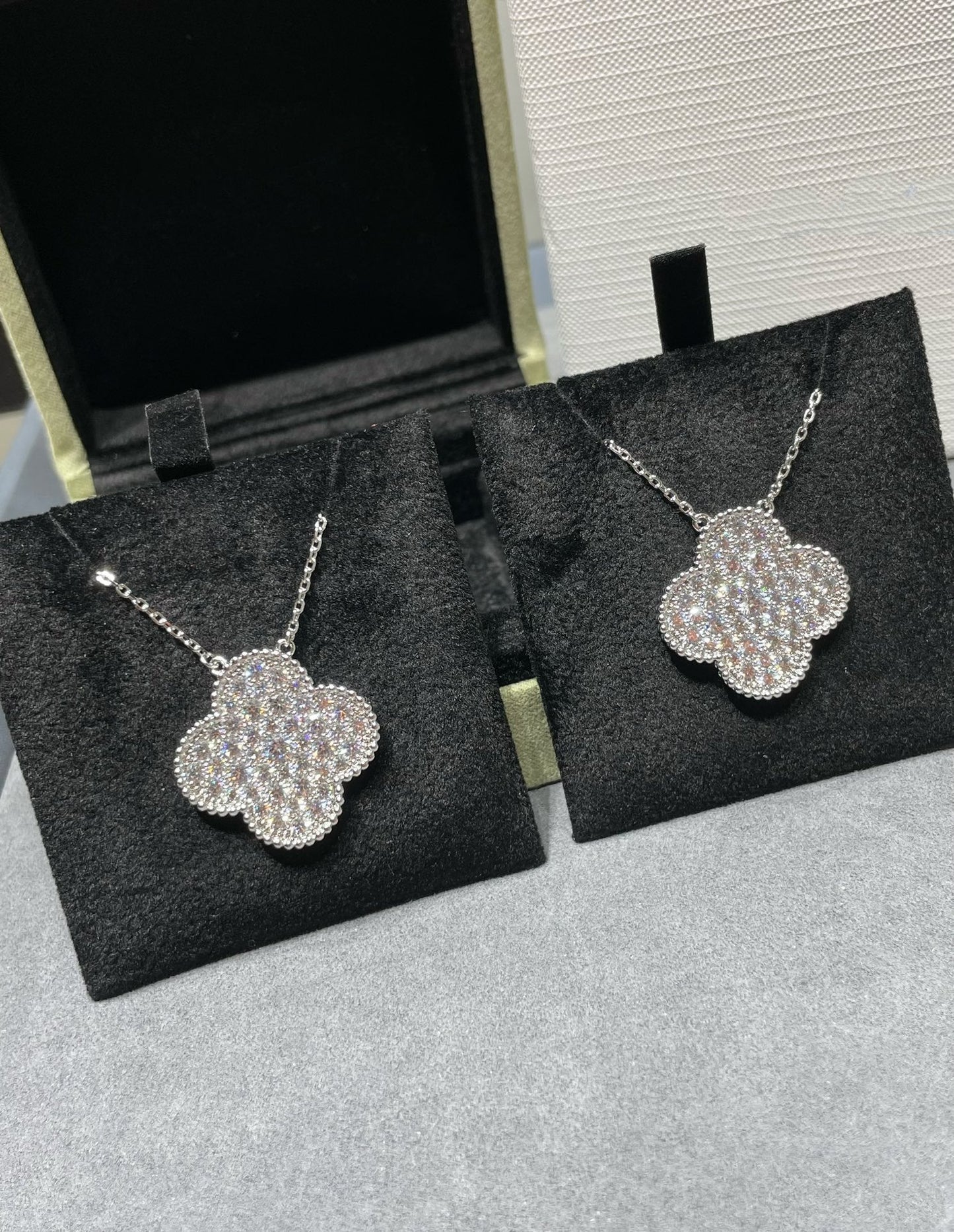 [Psychic Jewelrys]CLOVER 25MM LARGE PENDANT DIAMOND PAVED SILVER NECKLACE