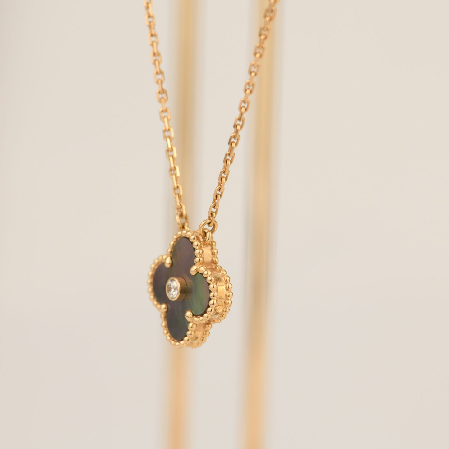 [Psychic Jewelrys]CLOVER 15MM DIAMOND AND MOTHER-OF-GREY NECKLACE