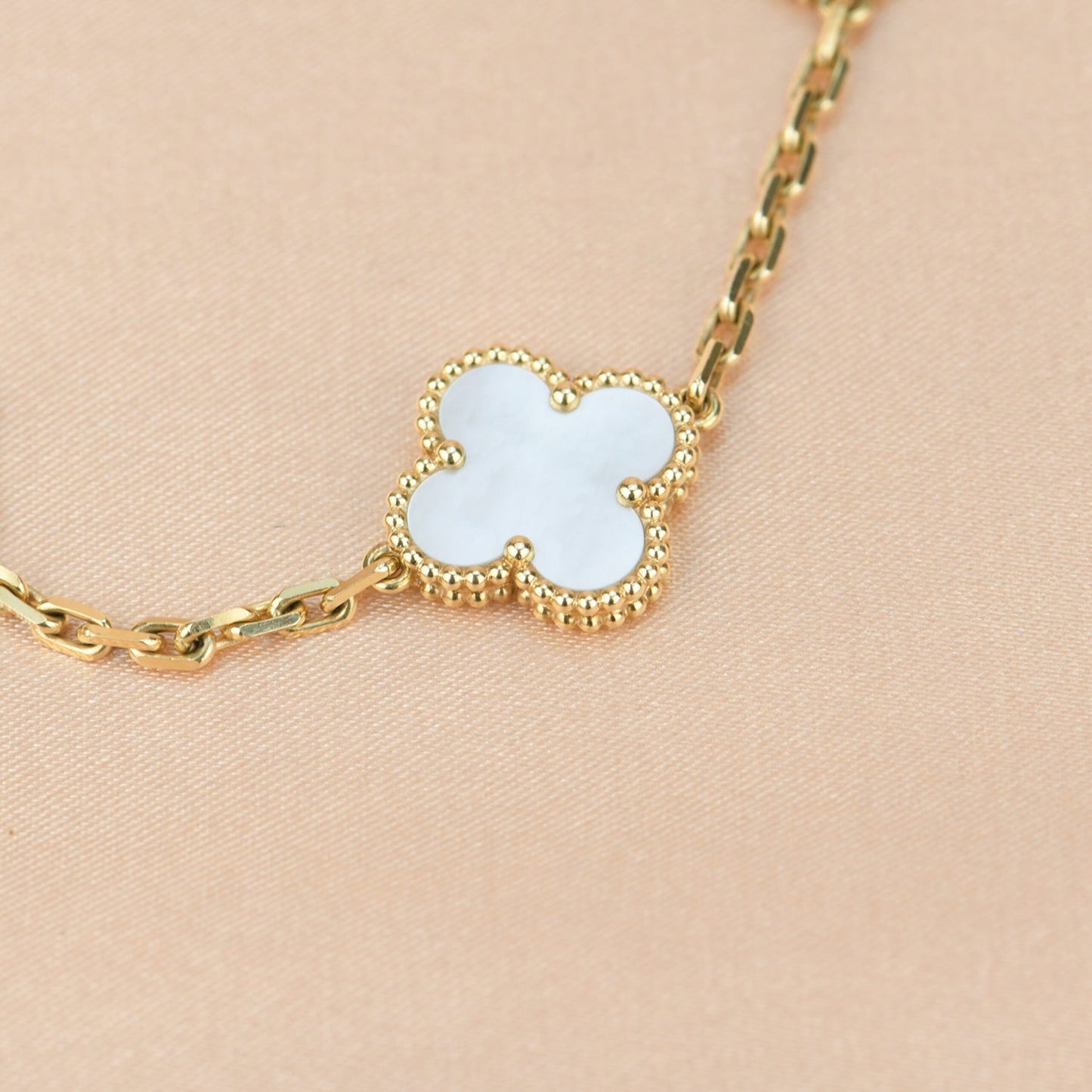 [Psychic Jewelrys]CLOVER  5 MOTIF WHITE MOP BRACELET