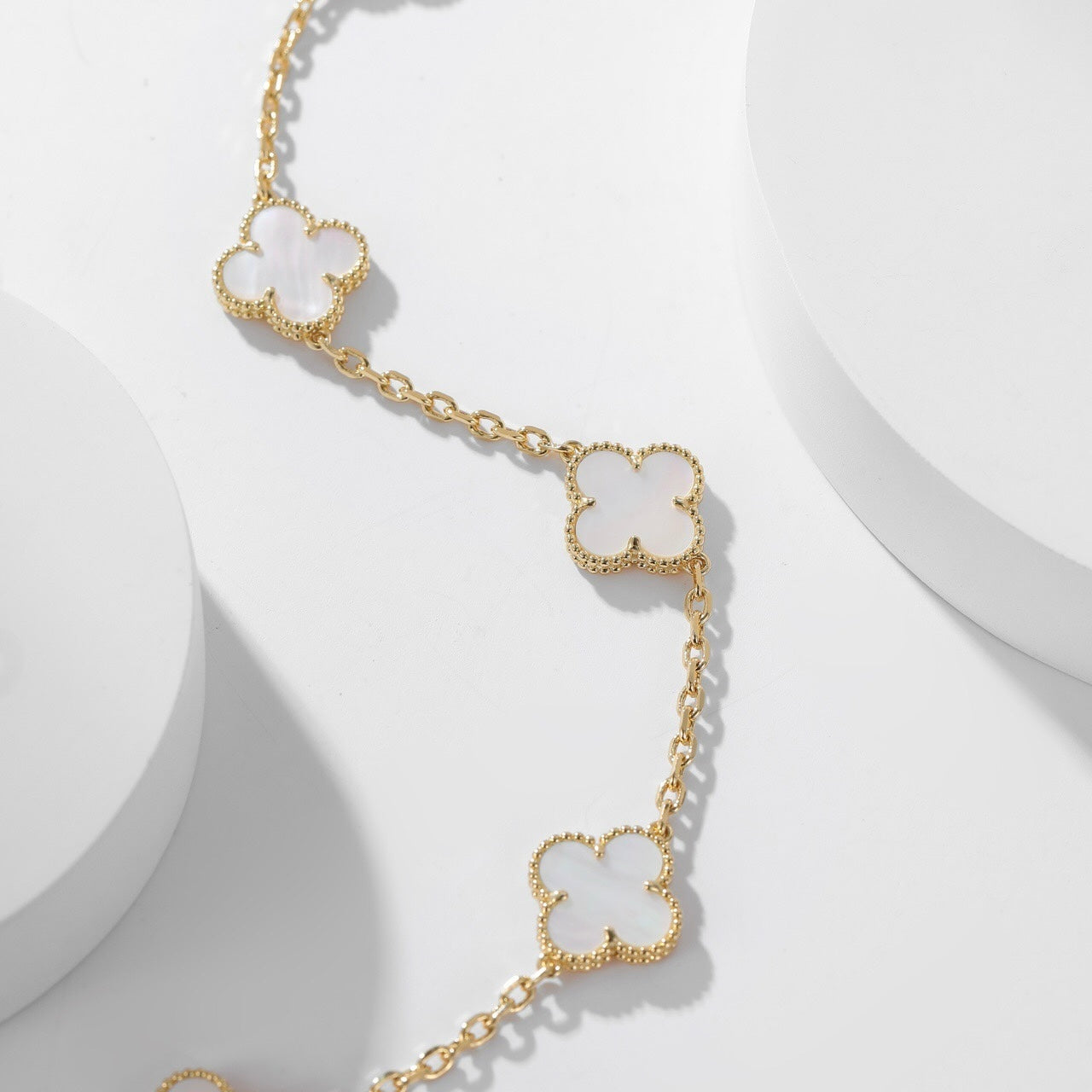 [Psychic Jewelrys]CLOVERS THE 10-MOTIFS WHITE MOTHER OF PEARL NECKLACE