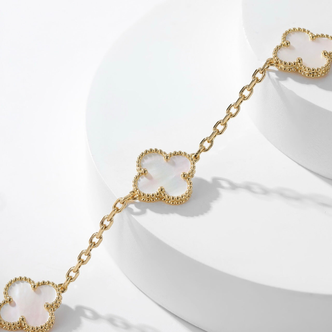 [Psychic Jewelrys]CLOVERS THE 10-MOTIFS WHITE MOTHER OF PEARL NECKLACE