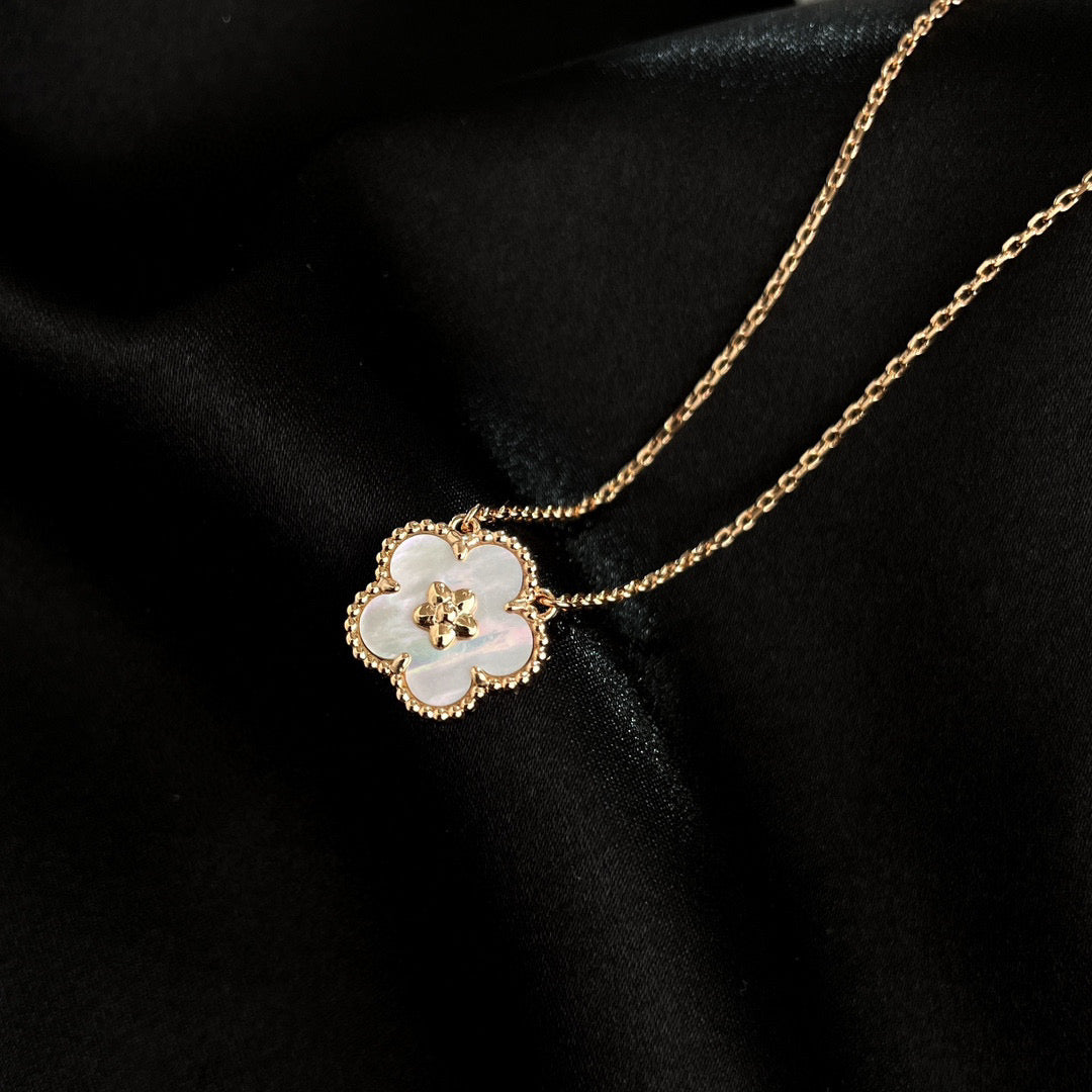 [Psychic Jewelrys]LUCKY  WHITE MOP  PLUM BLOSSOM NECKLACE