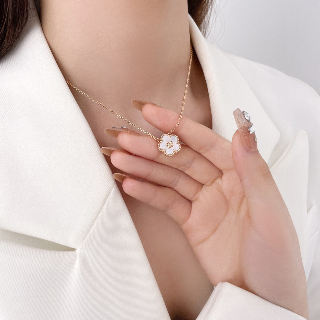 [Psychic Jewelrys]LUCKY  WHITE MOP  PLUM BLOSSOM NECKLACE