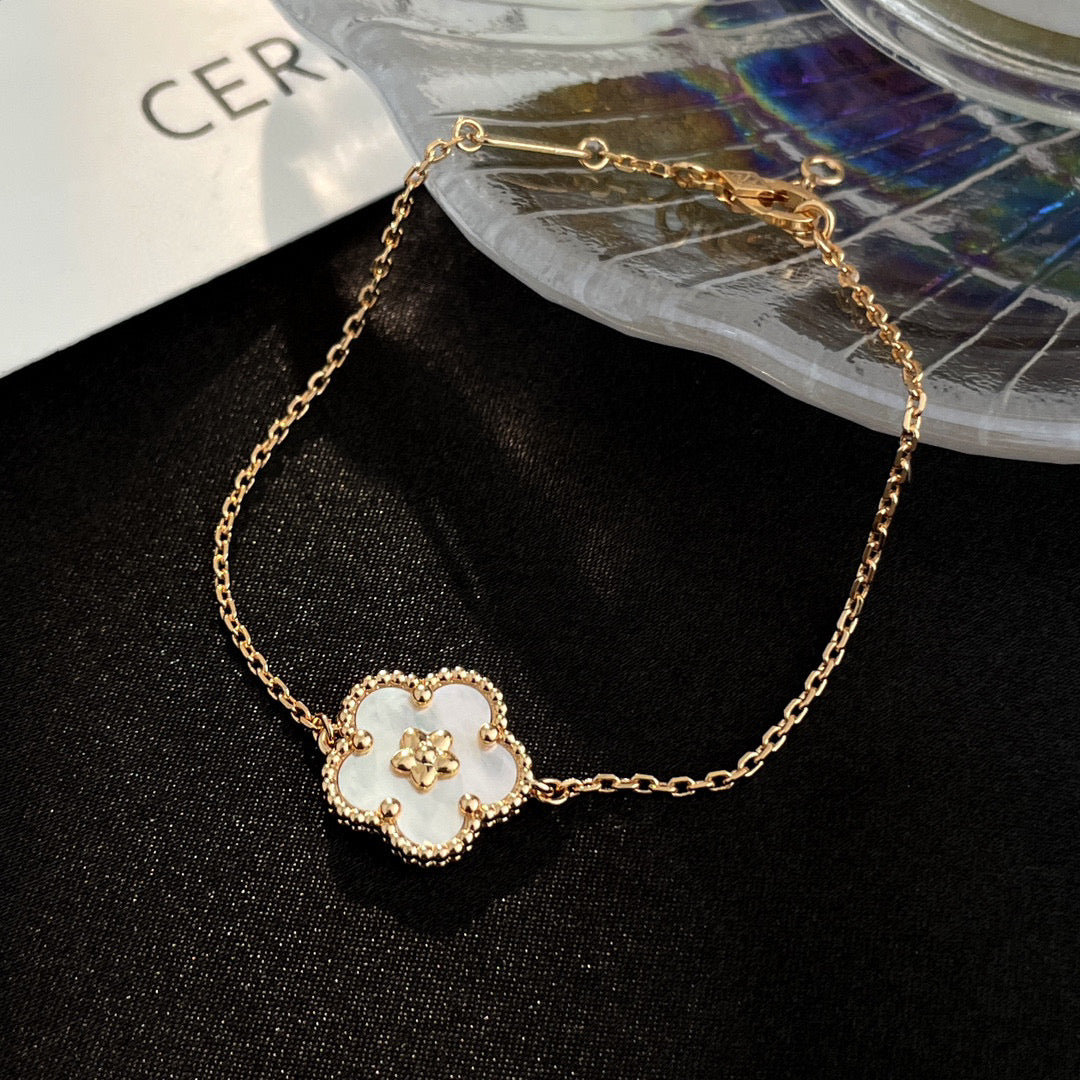 [Psychic Jewelrys]LUCKY WHITE MOP PLUM BLOSSOM  BRACELET