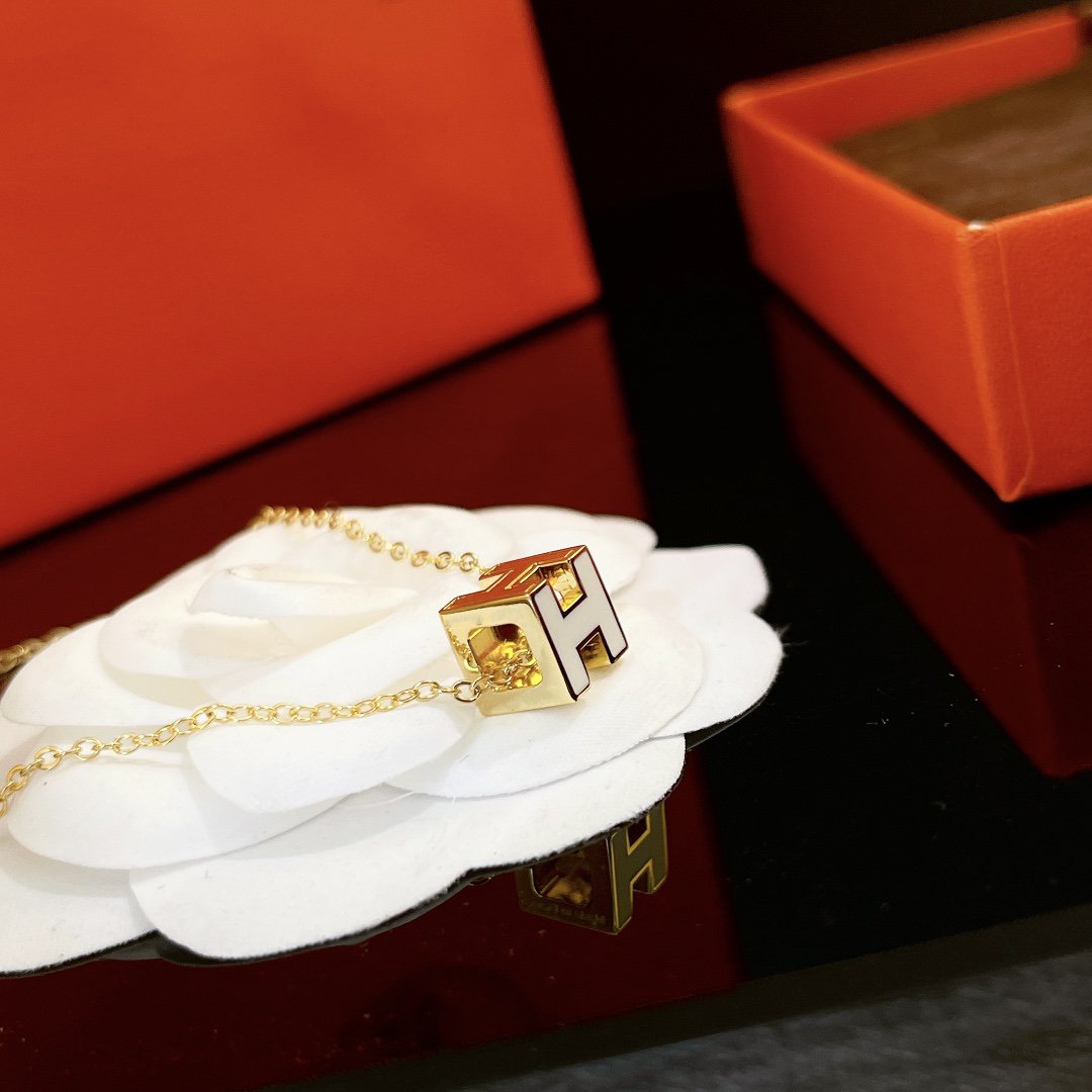 [Psychic Jewelrys]H WHITE SQUARE GOLD NECKLACE