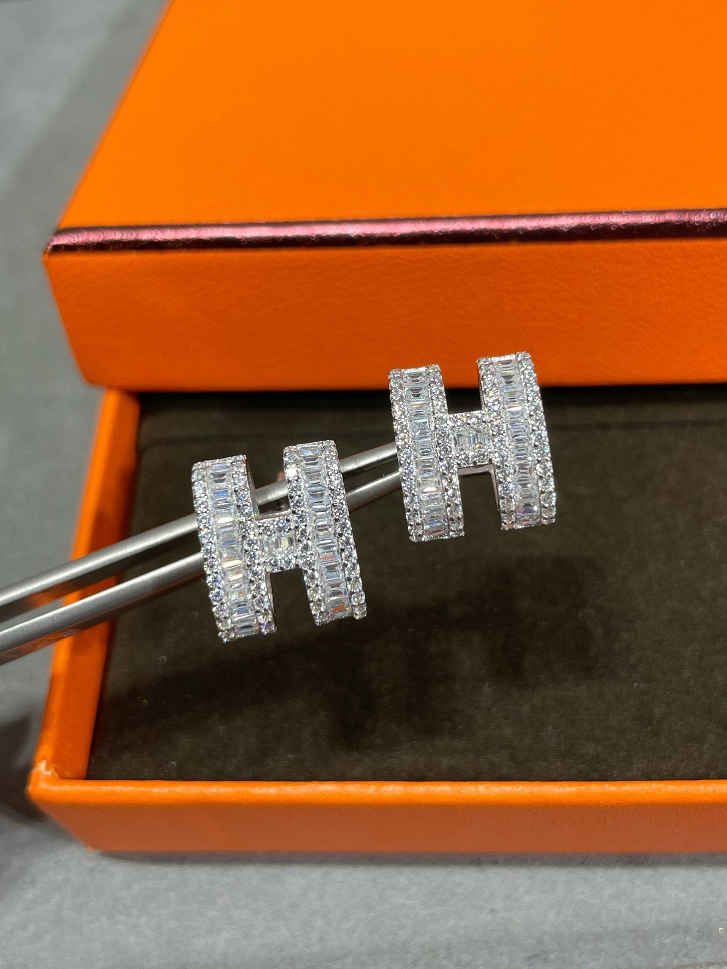 [Psychic Jewelrys]H STUD EARRINGS WITH SILVER DIAMONDS