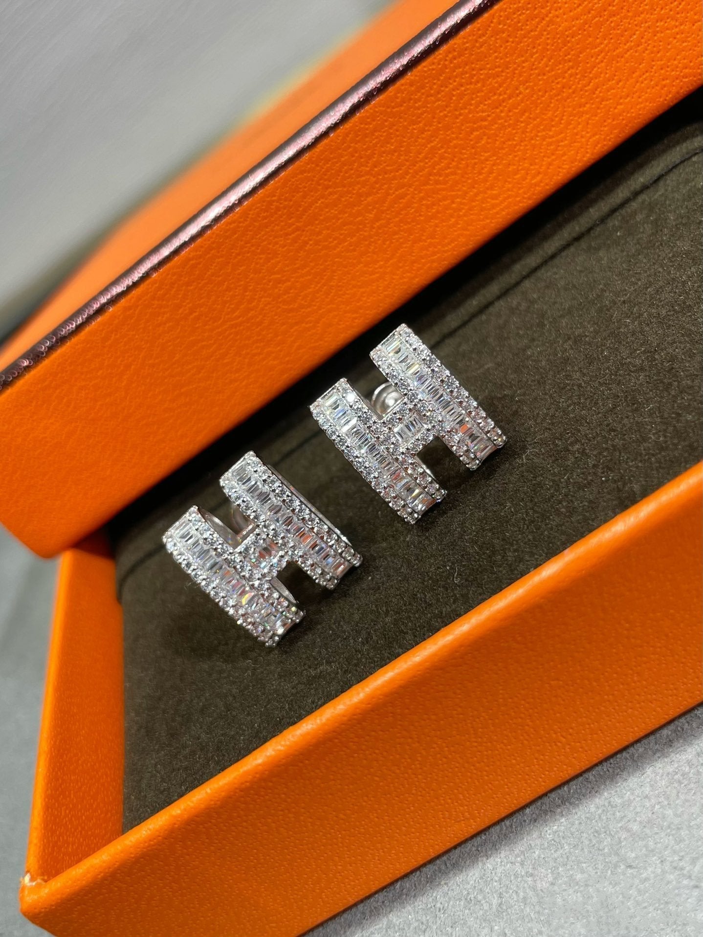 [Psychic Jewelrys]H STUD EARRINGS WITH SILVER DIAMONDS
