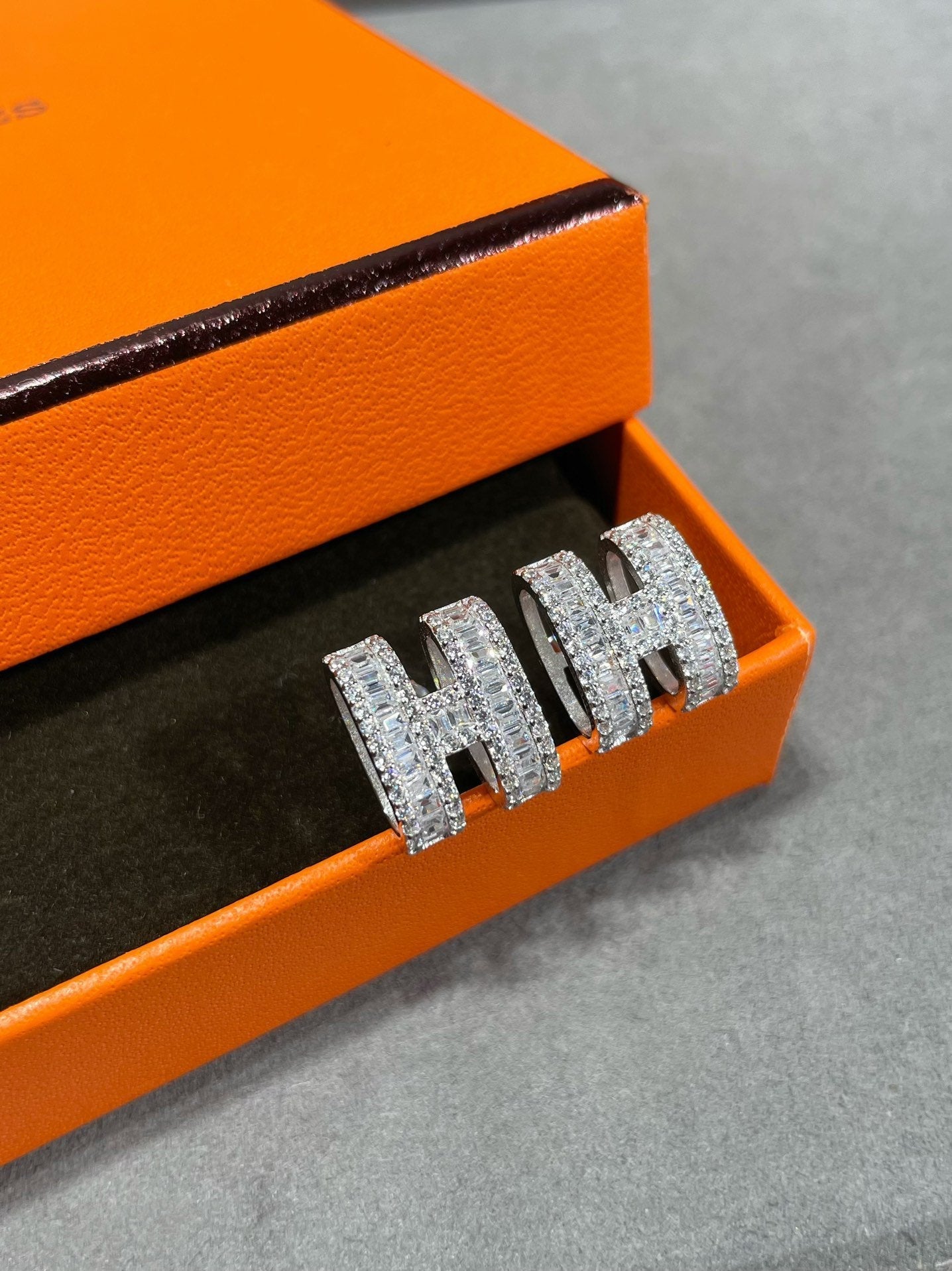 [Psychic Jewelrys]H STUD EARRINGS WITH SILVER DIAMONDS